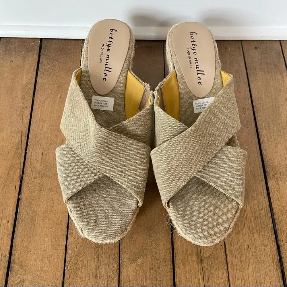 NWOT Bettye Muller Espadrilles Platform Wedge Sandals 9